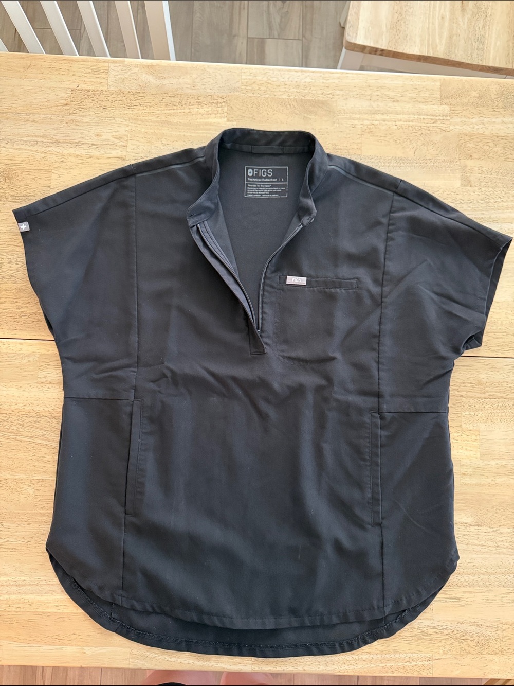 Figs Women’s Black Montex Mockneck Scrub top -large